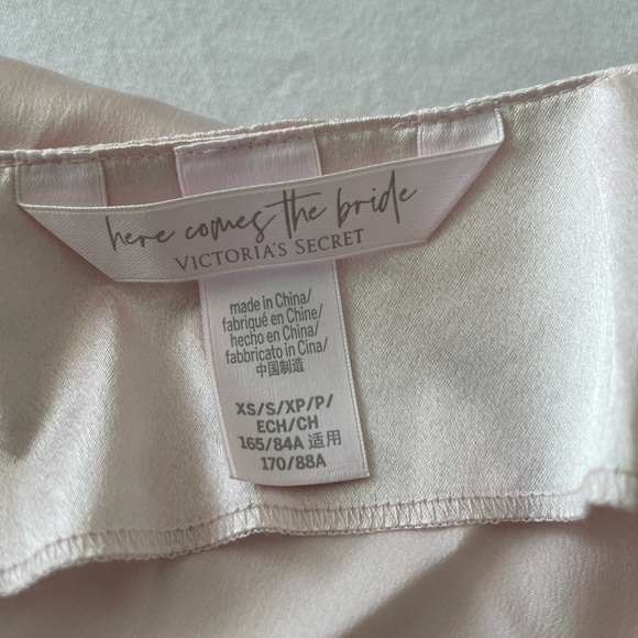 Flounce Satin Robe - Faint Pink W/"Bridesmaid" - Picture 6 of 8